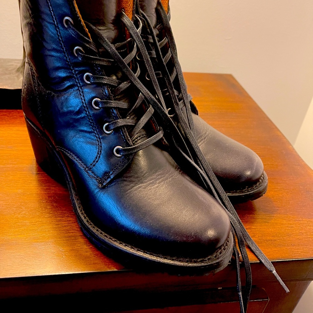 Frye Sabrina combat boot size 8
